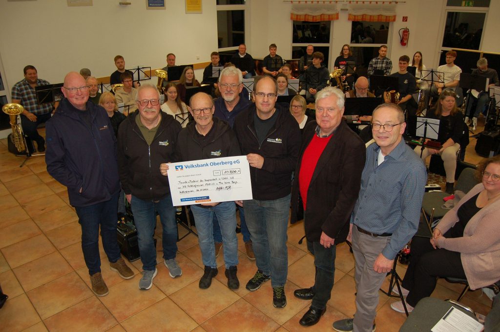 Die Organisatoren überreichen den Scheck