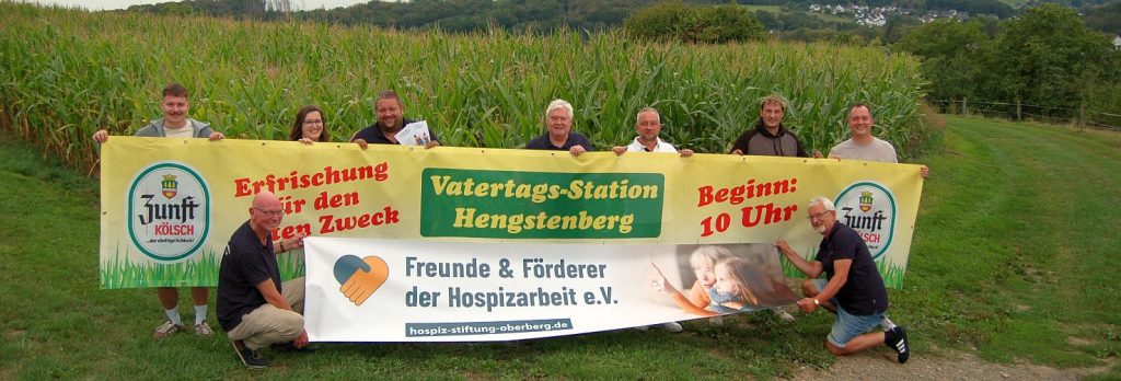 Gruppe am Maisfeld mit den Bannern zum Vatertag